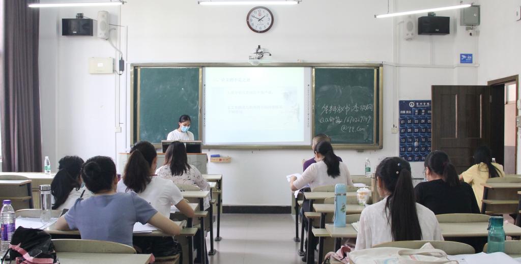 圖為漢語言文學專業學生在闡述畢業論文選題的意義和目的