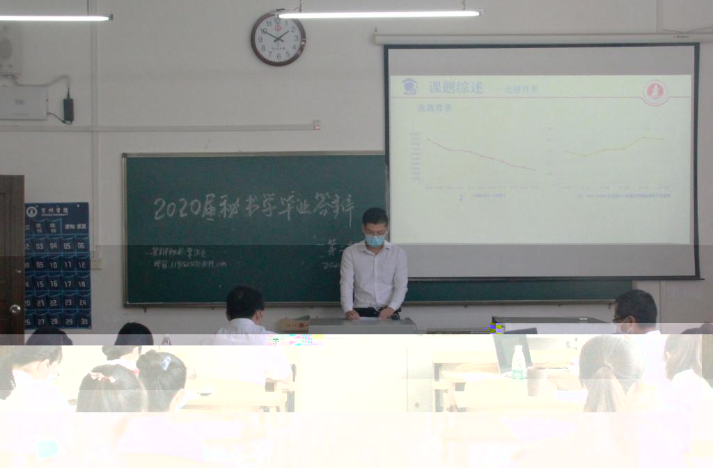 圖為秘書學專業學生在介紹畢業設計的創新點和不足