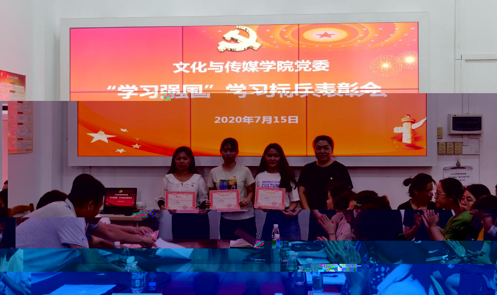 學院黨委宣傳委員陳麗彬(右1)為學生第三黨支部(右起)高麗敏、覃子娴、黃秋玲頒獎