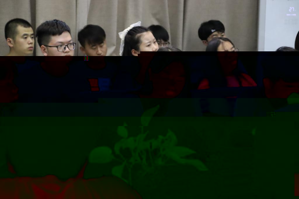 會議中認真聆聽并做記錄的班助們