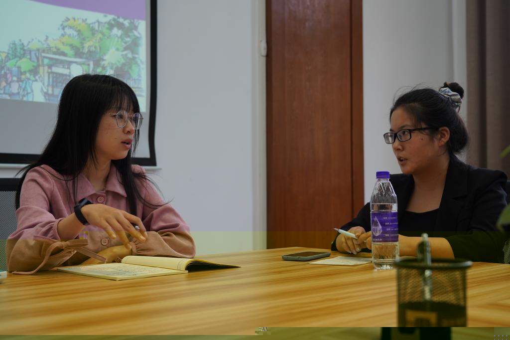 指導教師段秋霞(左一)與記者團團幹(左二)交流