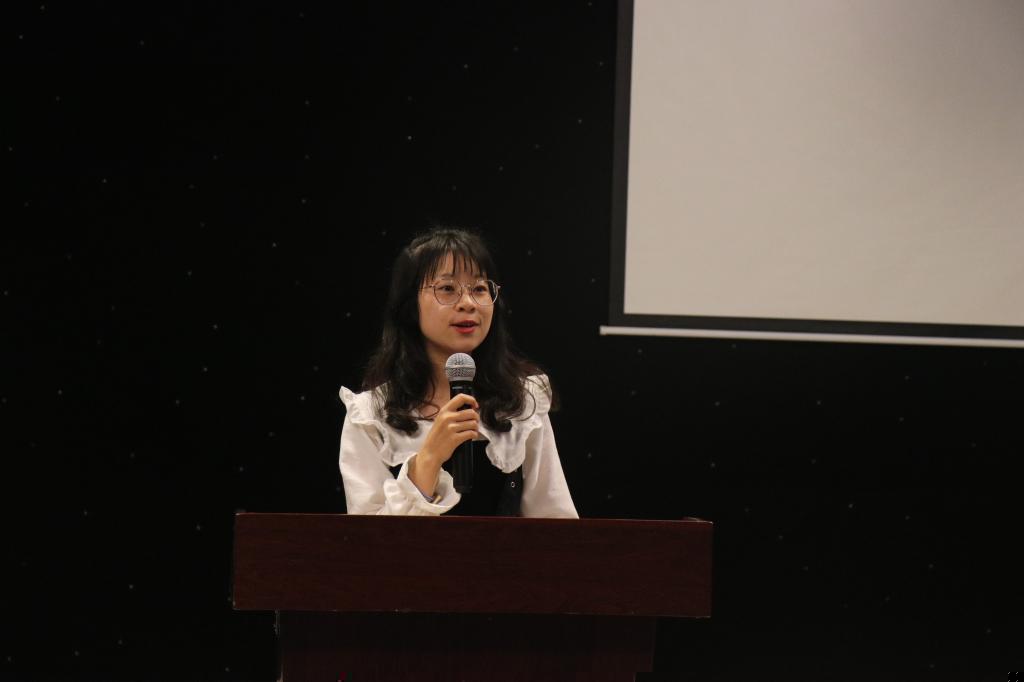 記者團指導教師段秋霞講話