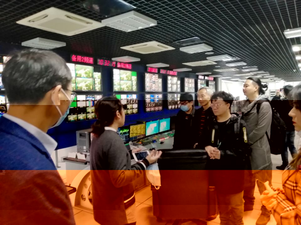 英国正版365官方网站教師在參觀四川廣播電視台