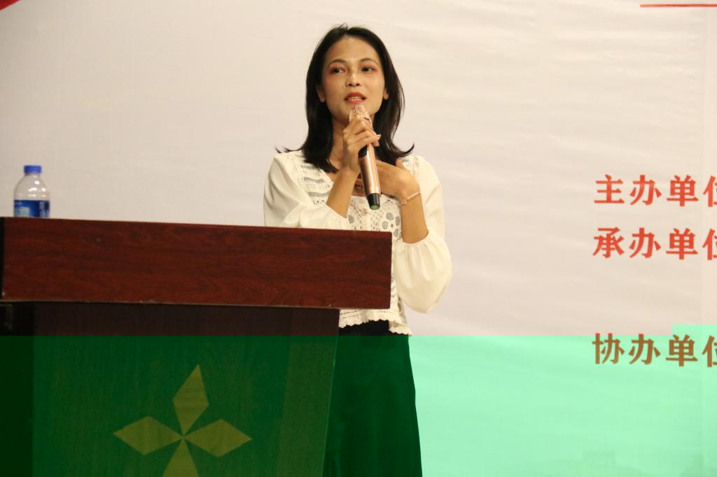 圖為第十屆青協會長王俪娟做年度總結發言