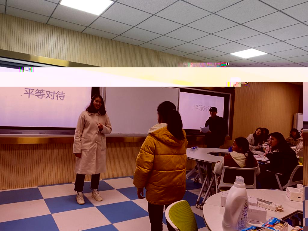 圖為同學們積極參與“我比劃你來猜”活動