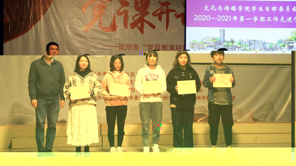 圖為莫勳(左一)與獲獎學生幹部合影