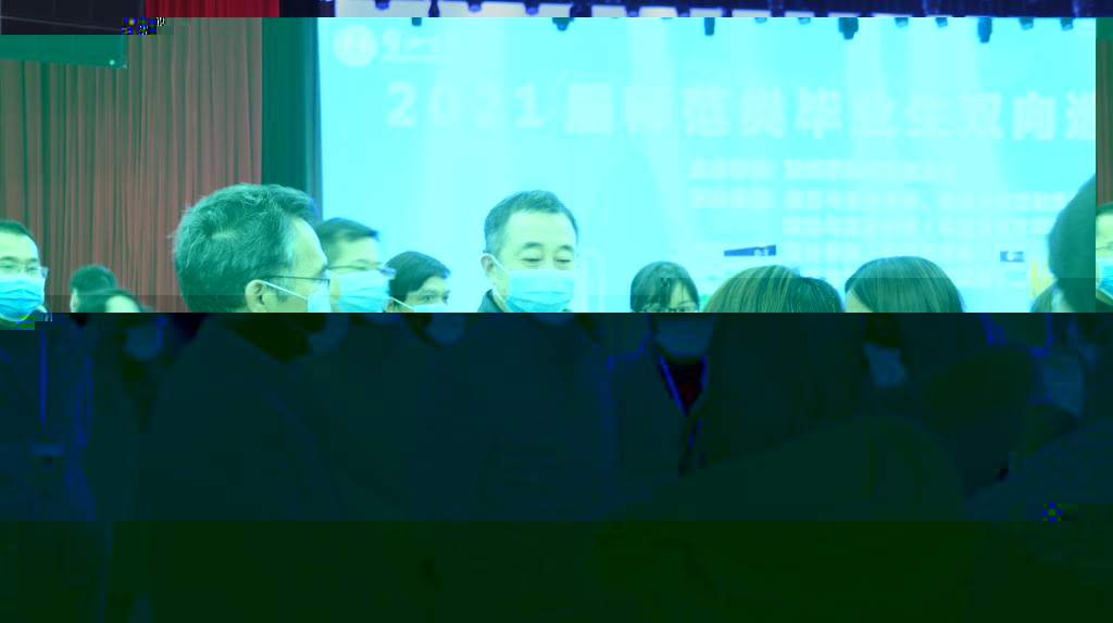 英国正版365官方网站校長吳郭泉(左二)到現場與用人單位溝通