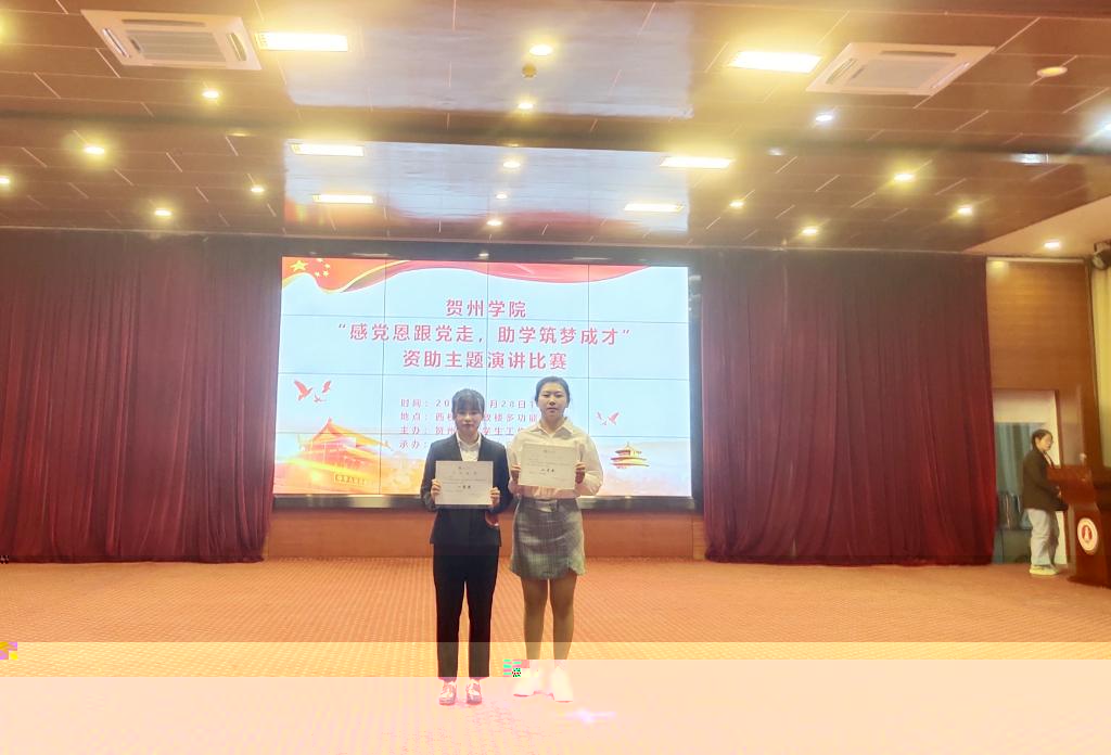 我院學生合影留念:韋力心(左)、王楠(右)