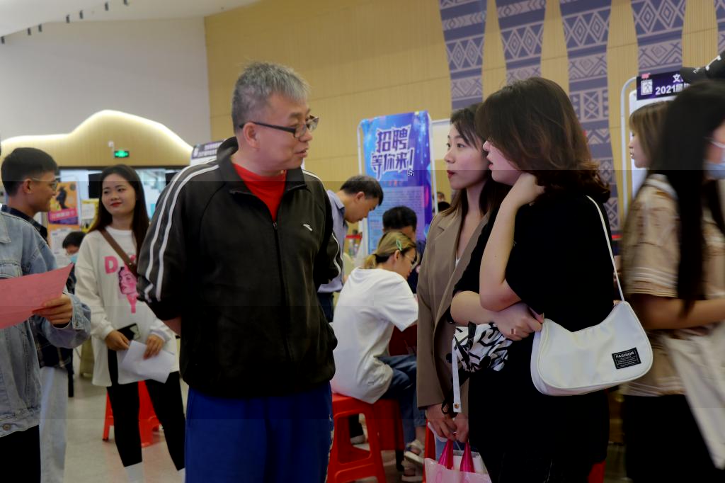 畢業班班主任(左一)和學生交流