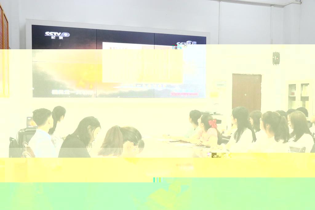各位同志在觀看黨史紀錄片《鐵血傳奇》