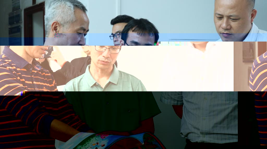 付煜院長向調研組成員介紹學生繪本作品