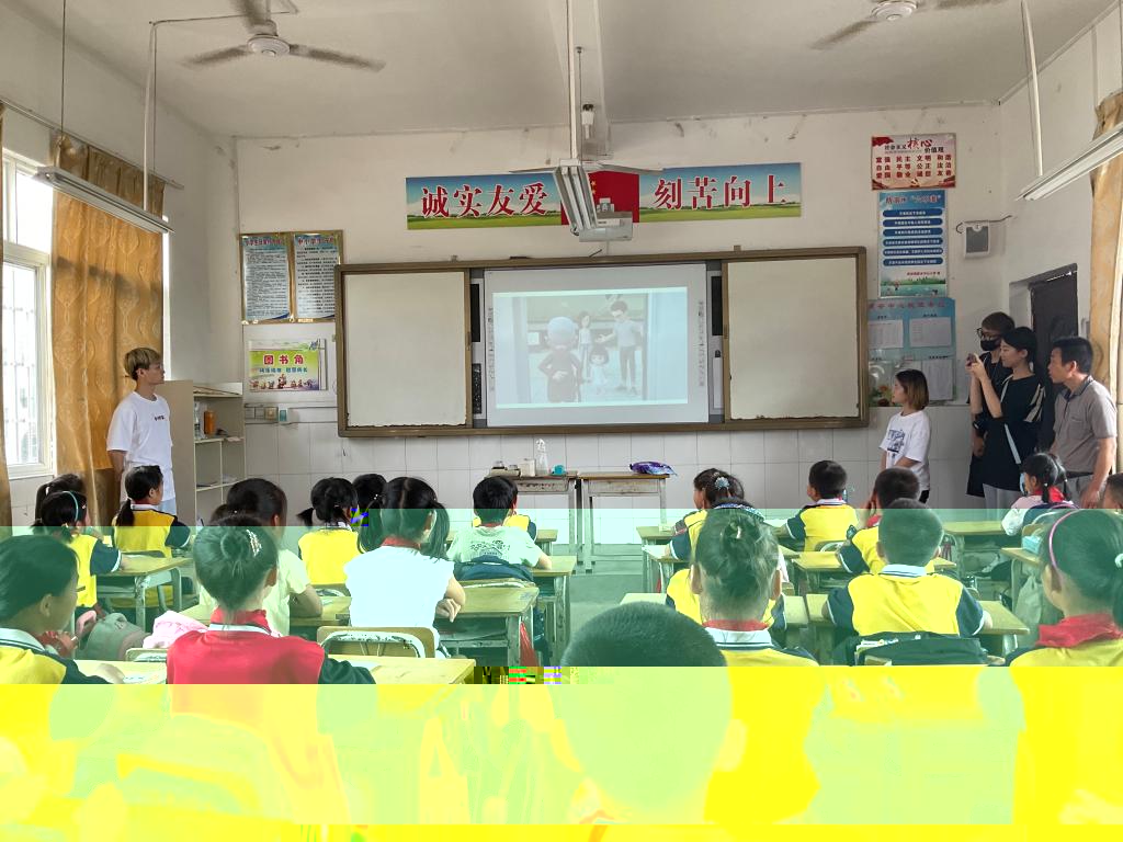圖為我院師生團隊給三年(2)班學生講述“紅色家風故事”