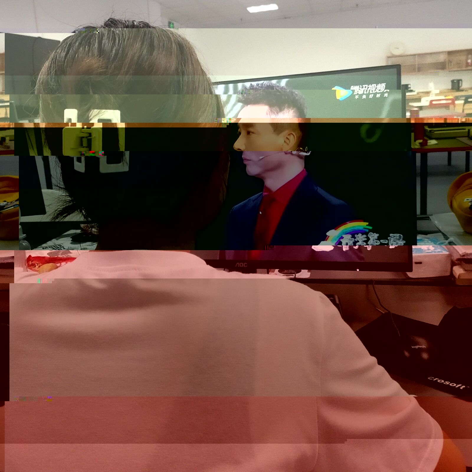 預備黨員盧敏正在收看《開學第一課》
