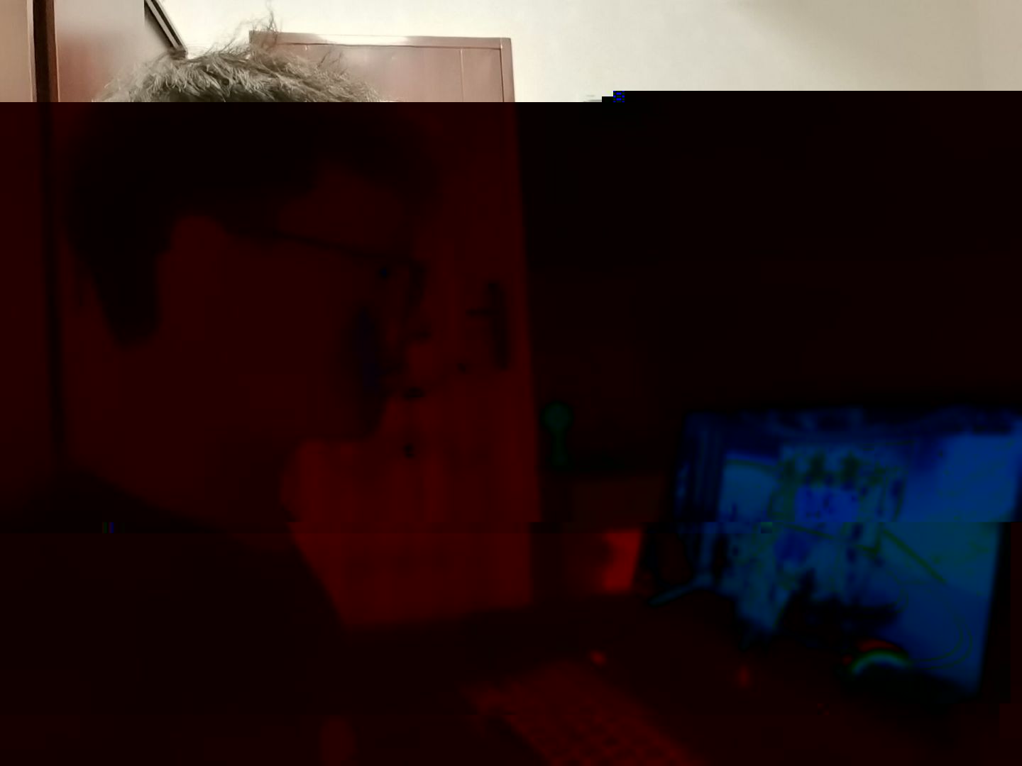 正式黨員趙鵬鵬正在收看《開學第一課》