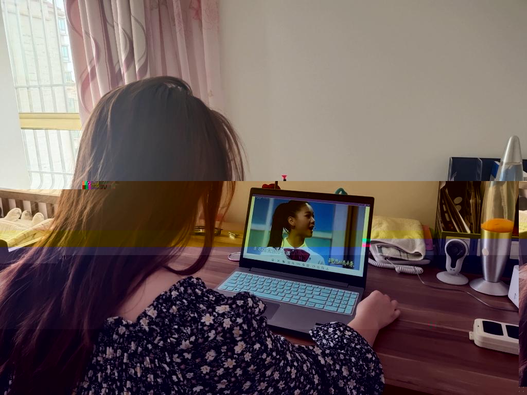 入黨積極分子祁婷婷正在收看《開學第一課》