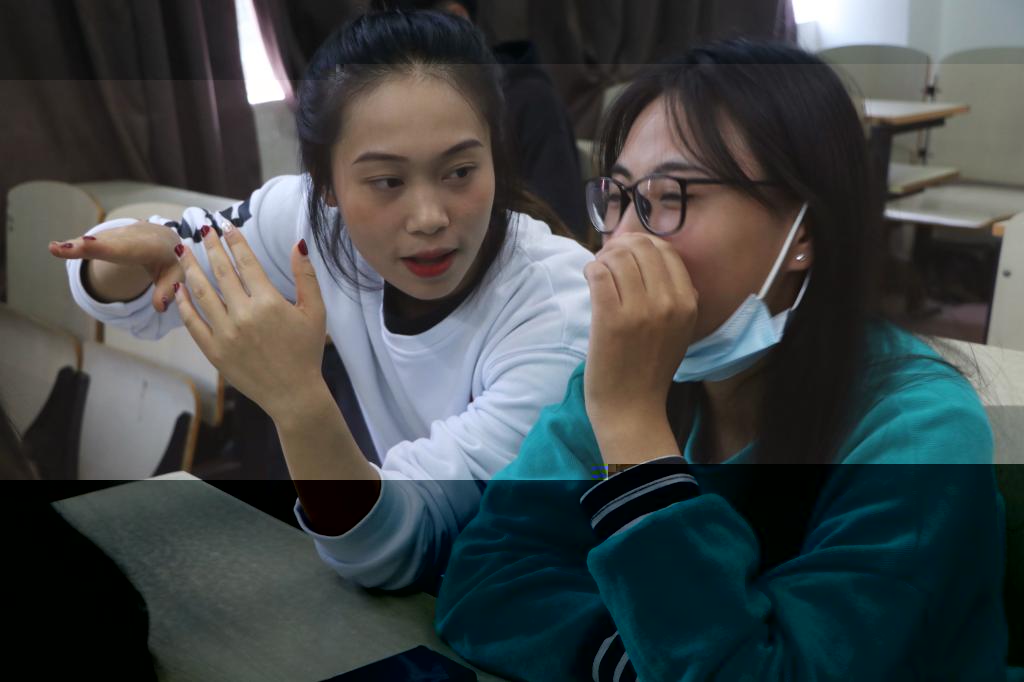 圖為推普指導團成員在進行面對面輔導