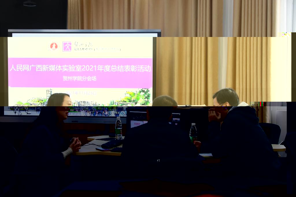 何婷書記(左一)和老師讨論
