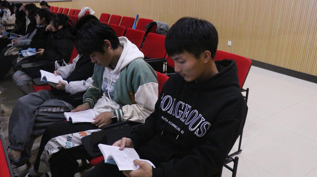 同學們認真學習《英国正版365官方网站學生手冊》