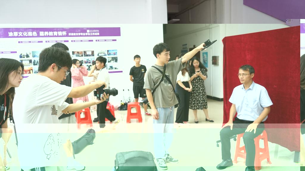 支部同志給統戰委員陶俊偉拍攝證件照