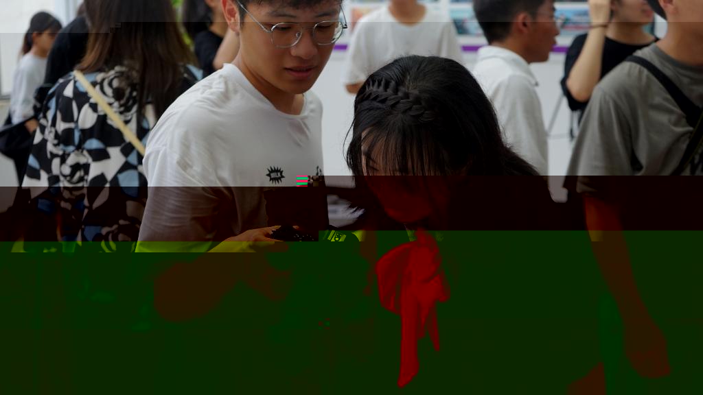 拍攝學生在挑選照片