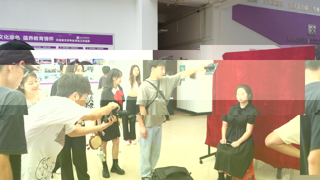 支部同志給參加活動學生拍攝證件照