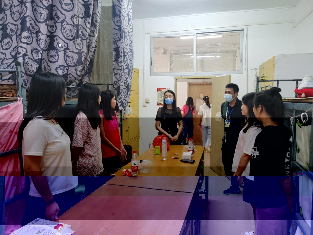 我院何婷書記深入東校區學生宿舍看望新生