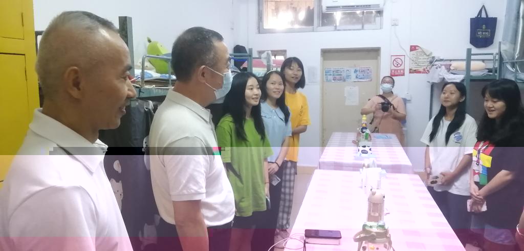 吳郭泉校長(左二)深入東校區學生宿舍看望新生