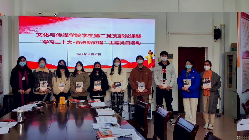 圖為頒發書籍現場