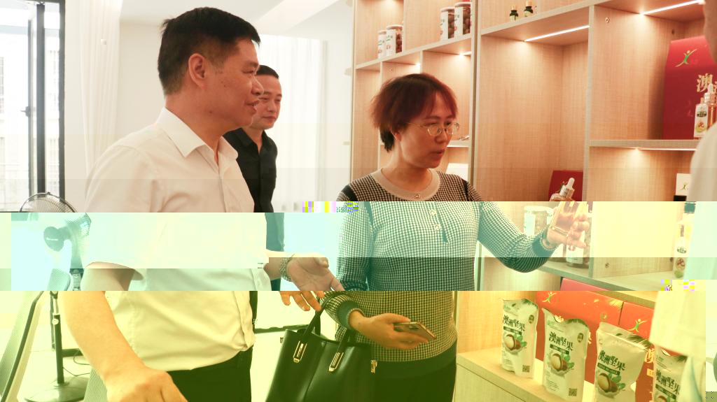 黎瓊鋒副校長(右一)訪企拓崗現場圖