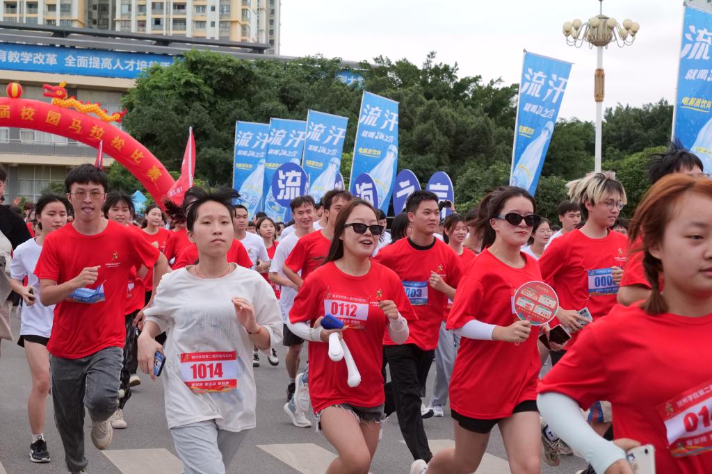 圖為奔跑中的文傳健兒