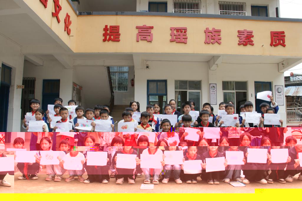 畫石榴的小學生們合影
