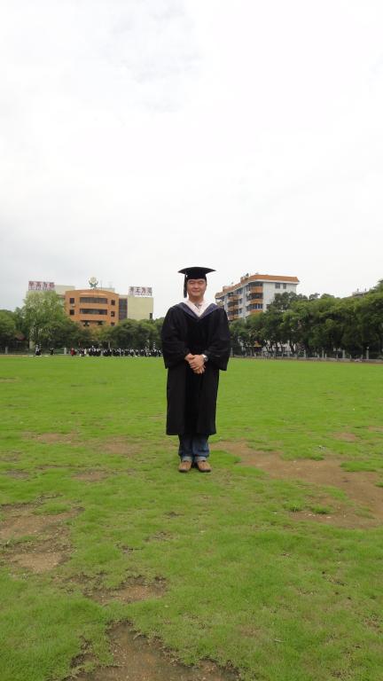 2010年6月,楊明諾大學本科畢業身穿學士服于學校東區操場