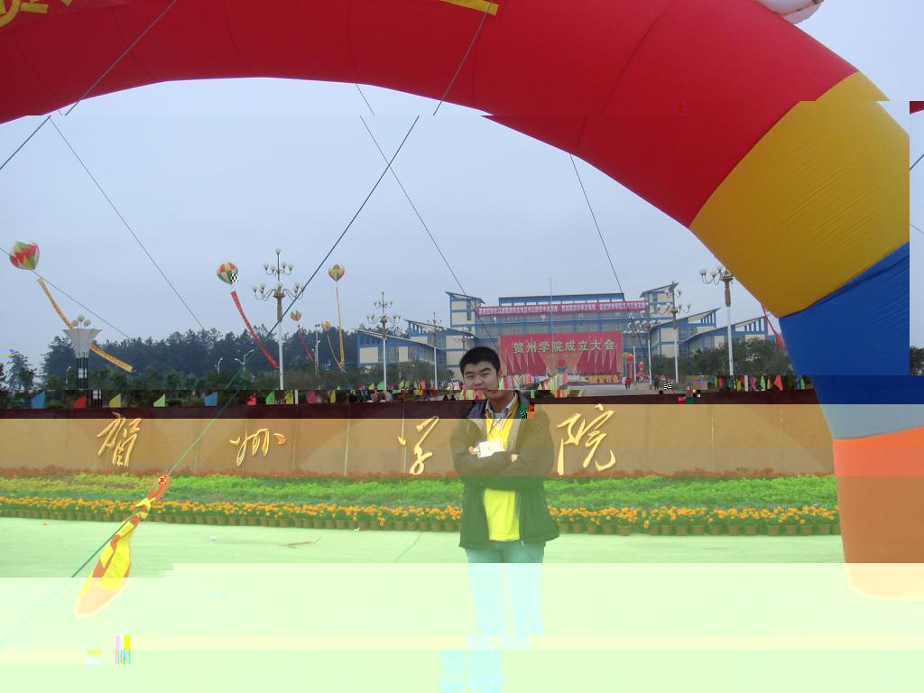 2010年6月,楊明諾大學本科畢業身穿學士服于學校東區操場