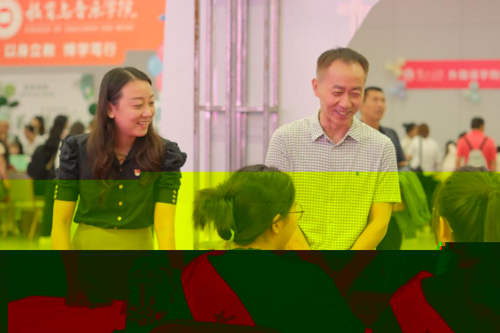 學院領導親切的與志願者交流