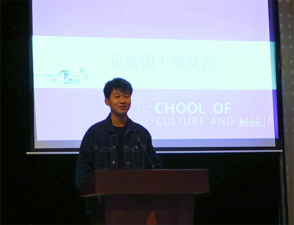 圖為記者團副團長黃啟杭發言
