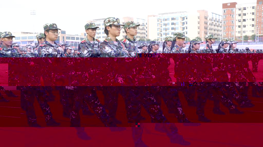 圖為學生在踢正步