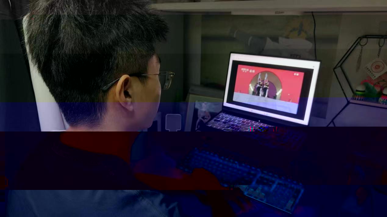 圖為支部同志觀看天安門升旗儀式的視頻直播