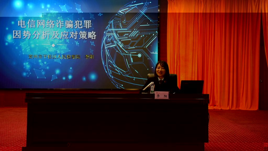 圖為李陽副書記在講解